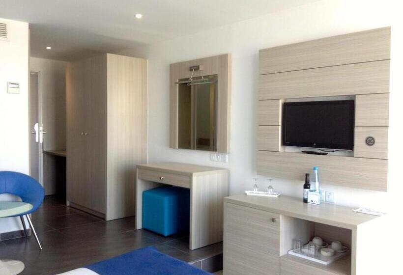 Номер Superior Вид на Бассейн, Limanaki Beach Hotel & Suites