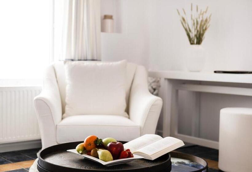 سوئیت با چشم‌انداز, Lilium Hotel Santorini