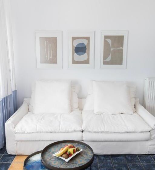 سوئیت با چشم‌انداز, Lilium Hotel Santorini