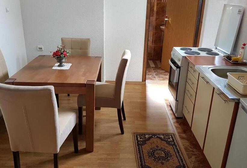 استودیوی استاندارد, St George B&b