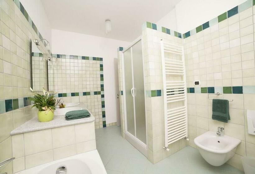 اتاق خانوادگی, B&b La Frola