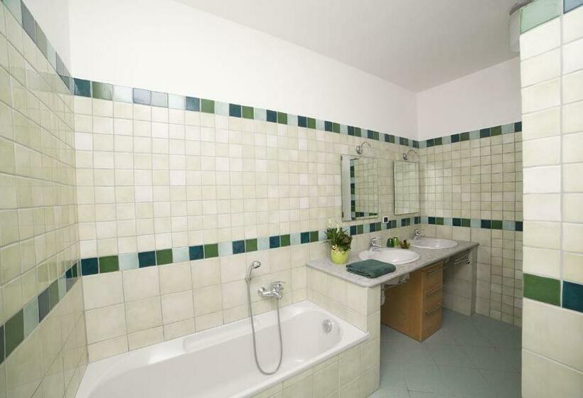اتاق خانوادگی, B&b La Frola