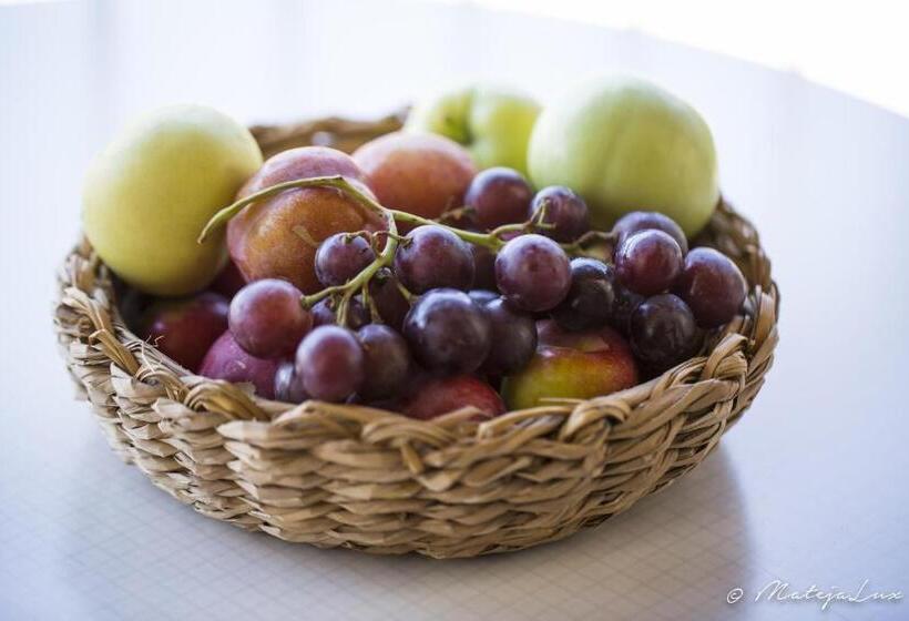 패밀리 룸, Ambelikos Traditional Agro