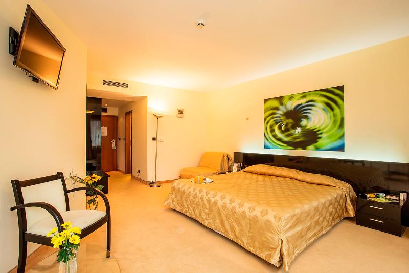 Номер Deluxe, Europe Hotel   Free Underground Parking