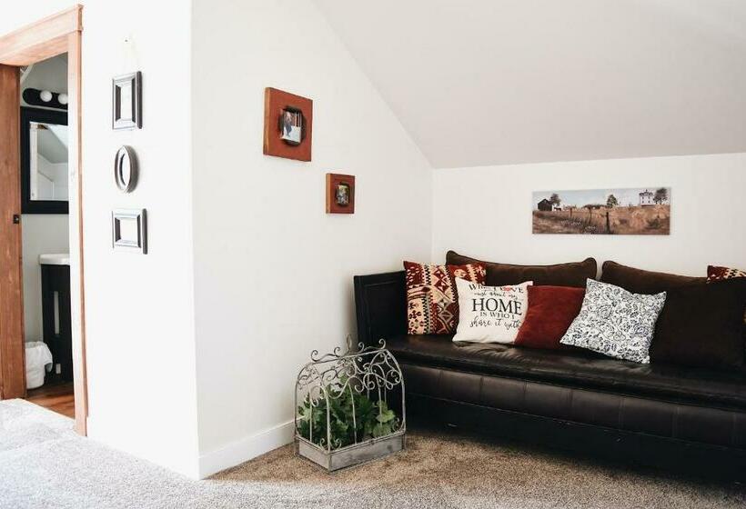 Номер Стандарт с Балконом, Country Barn B And B
