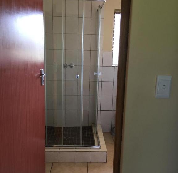 חדר משפחתי, Grace Country Retreat