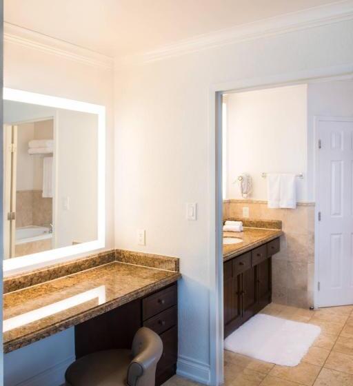 سوئیت رویال با چشم‌انداز زمین گلف, St. Kitts Marriott Resort & The Royal Beach Casino