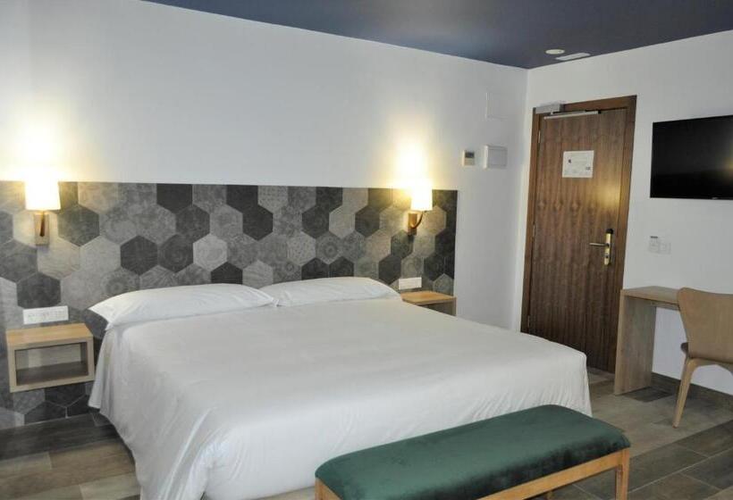 Номер Стандарт Трехместный, Hostal Restaurante Villa De Brihuega