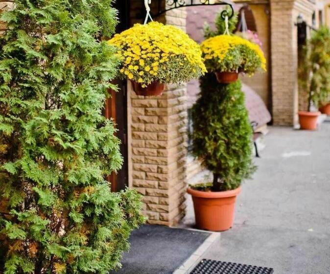 استودیوی استاندارد, Khreschatyk Suites
