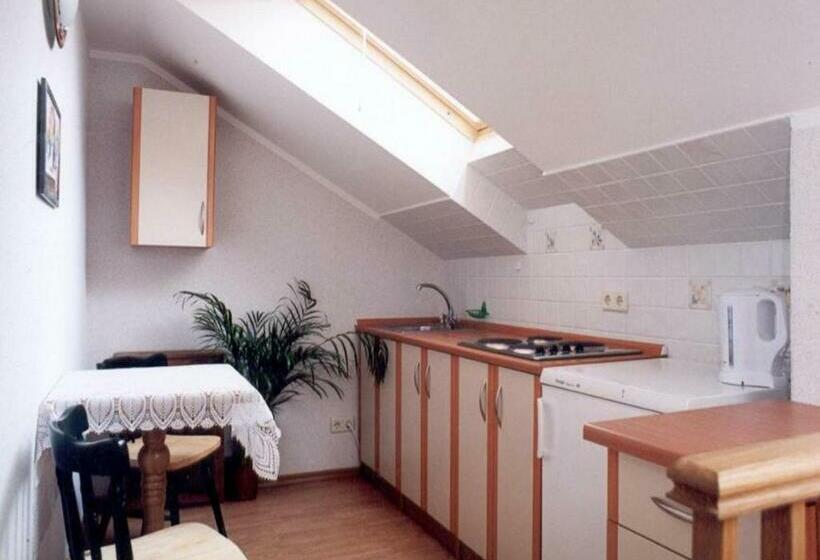 استودیوی استاندارد, Khreschatyk Suites