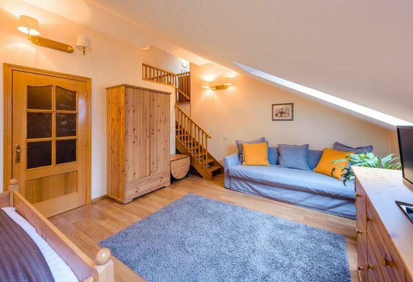 استودیوی استاندارد, Khreschatyk Suites