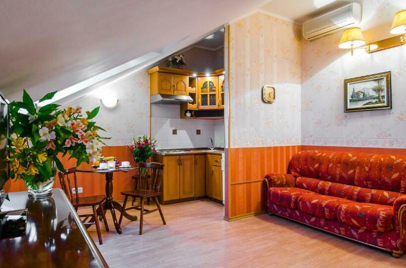 استودیوی استاندارد, Khreschatyk Suites