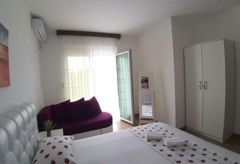 اتاق راحتی سه تخته, As Apartments