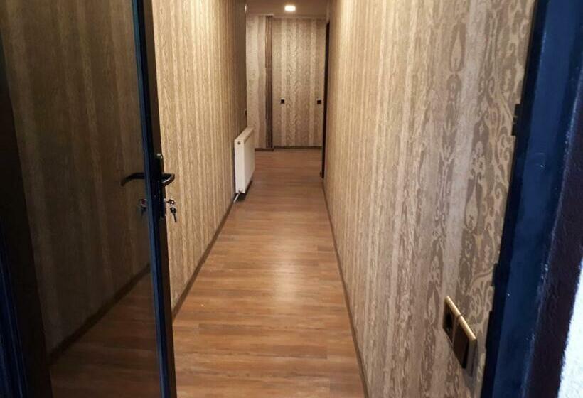 اتاق راحتی سه تخته, House Lia