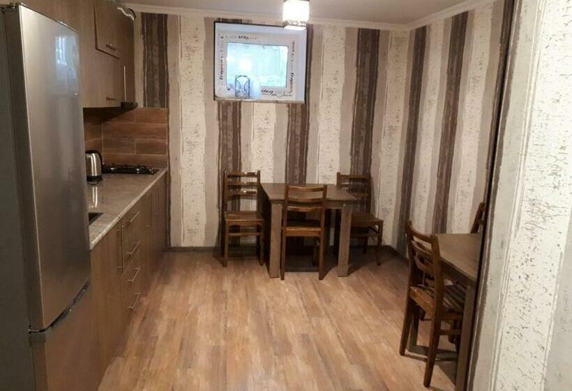 اتاق راحتی سه تخته, House Lia