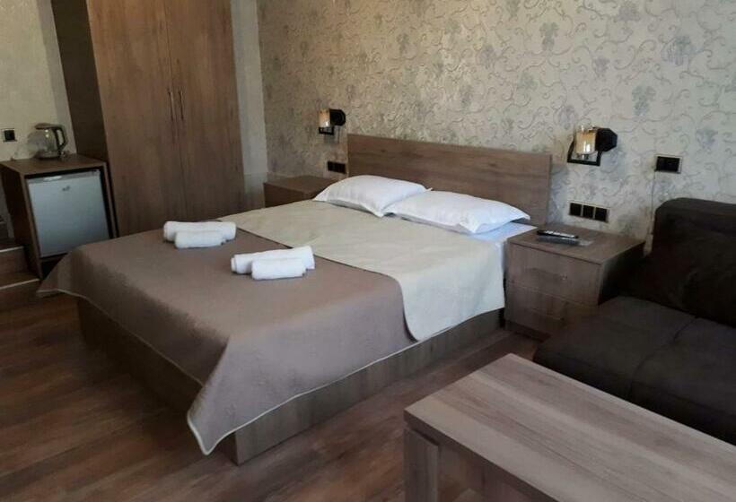 اتاق کلاسیک چهارنفره, House Lia