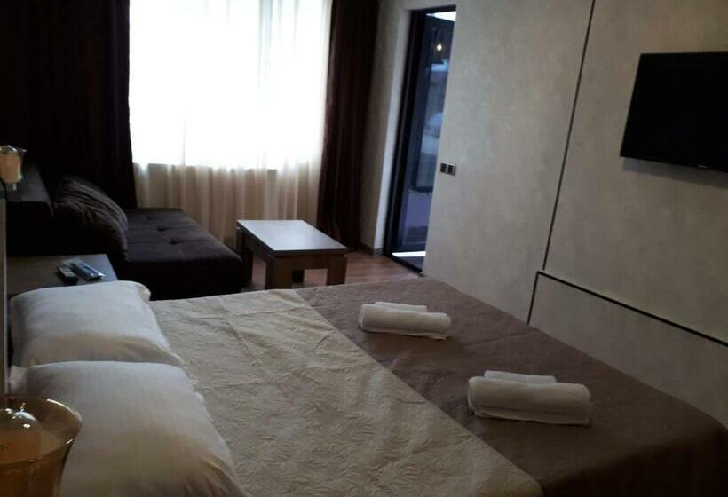 اتاق کلاسیک چهارنفره, House Lia