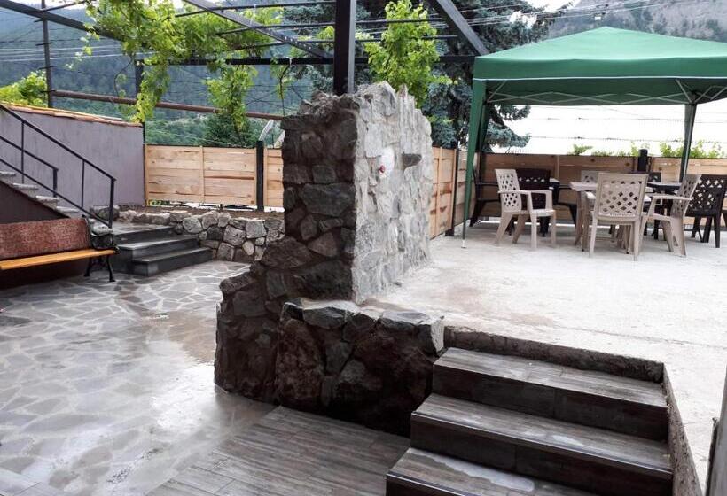 اتاق کلاسیک چهارنفره, House Lia