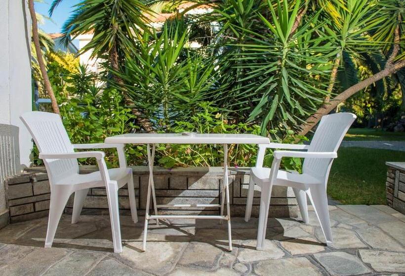 Family flat with pool view, Pilalidis