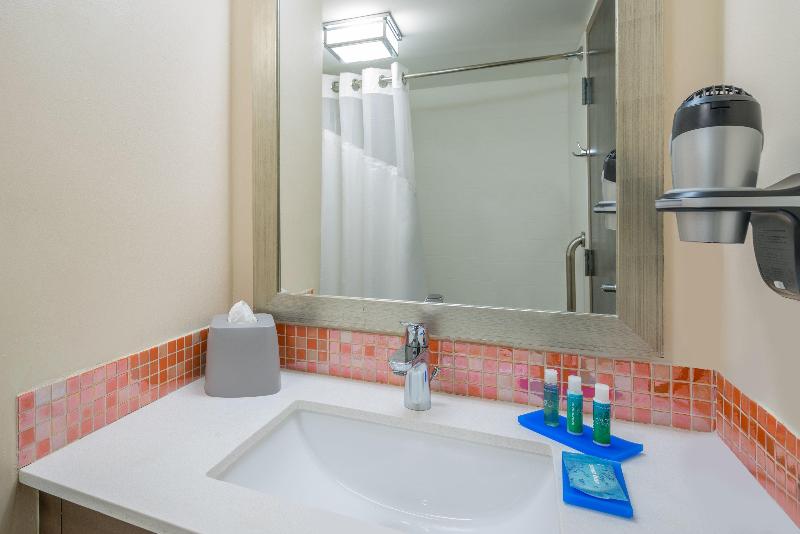 اتاق استاندارد با تخت بزرگ برای معلولان, Hilton Virginia Beach Oceanfront
