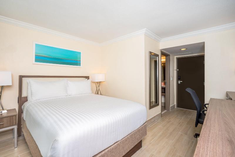 اتاق استاندارد با تخت بزرگ برای معلولان, Hilton Virginia Beach Oceanfront
