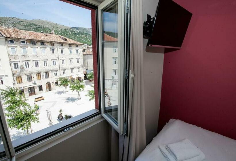 اتاق استاندارد یک نفره, Boutique Hotel Bura 45n