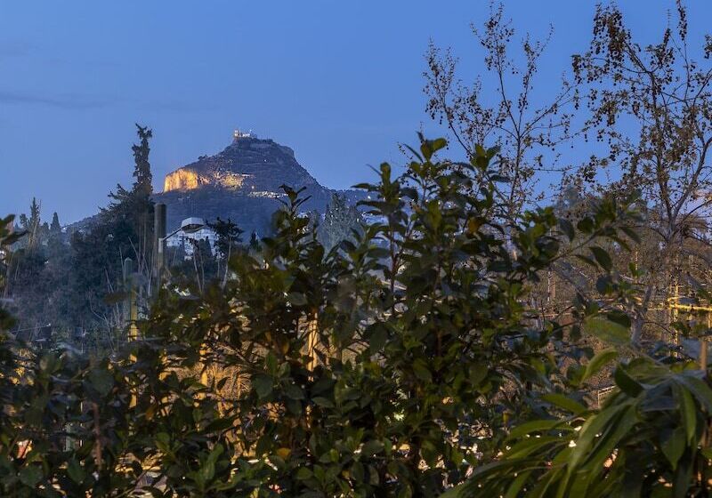 디럭스 스튜디오, The Newel Acropolis