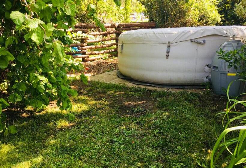 اتاق خانوادگی, Willow Barn