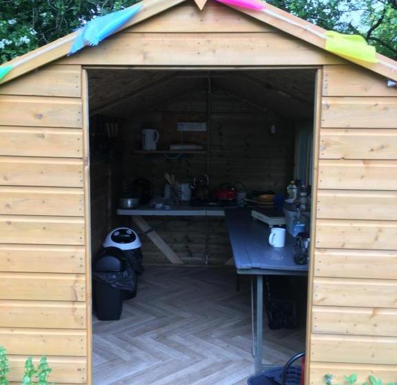 چادر با خدمات رفاهی استاندارد, Willow Barn