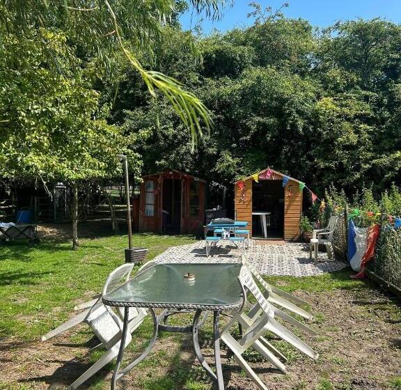 چادر با خدمات رفاهی استاندارد, Willow Barn