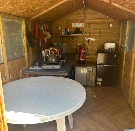 چادر با خدمات رفاهی استاندارد, Willow Barn