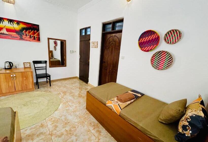 اتاق لوکس سه تخته, Max Hotel Nungwi