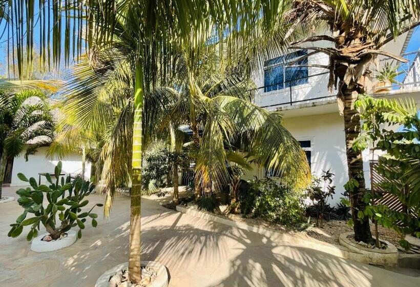 اتاق لوکس با تخت بزرگ, Max Hotel Nungwi