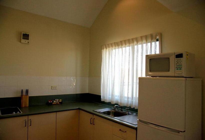 Апартаменты 2 Спальни, Travellers Motor Village