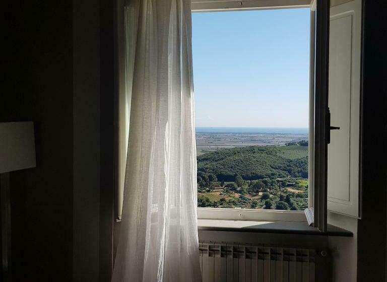 سوییت با چشم‌انداز دریا, Sestosenso Suites