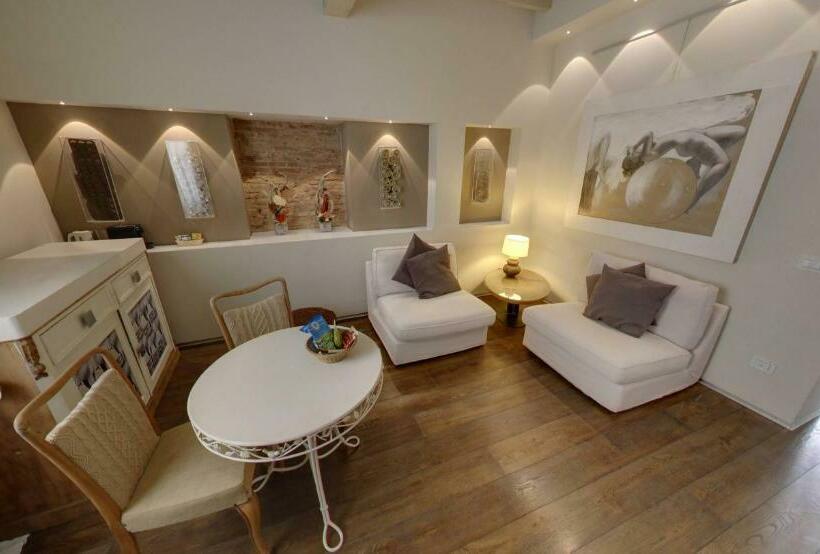 سوییت با چشم‌انداز دریا, Sestosenso Suites