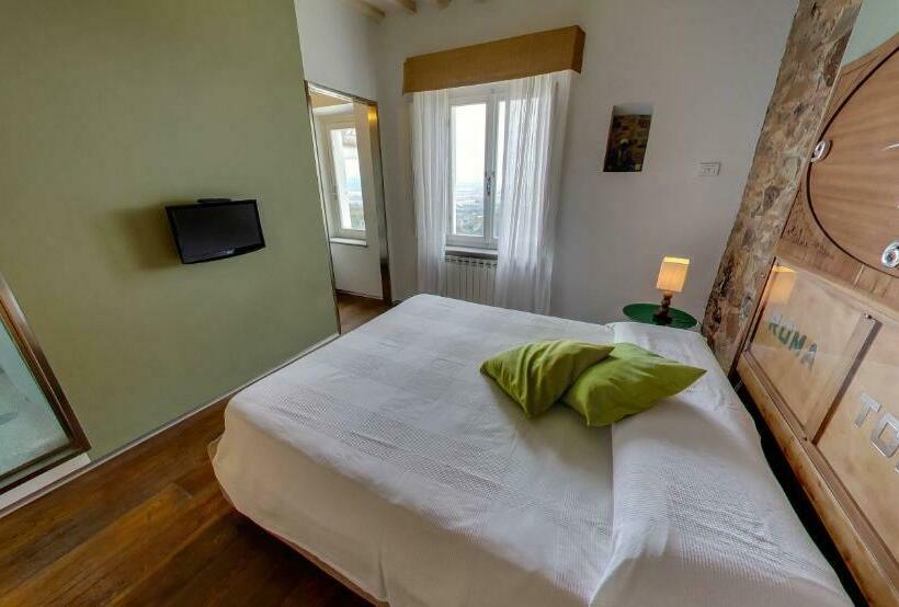 سوییت با چشم‌انداز دریا, Sestosenso Suites