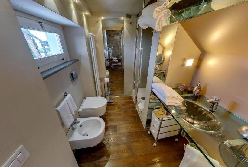 سوییت با چشم‌انداز دریا, Sestosenso Suites