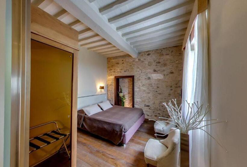 سوییت با چشم‌انداز دریا, Sestosenso Suites