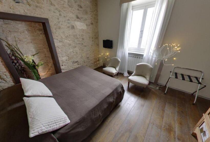 سوییت با چشم‌انداز دریا, Sestosenso Suites