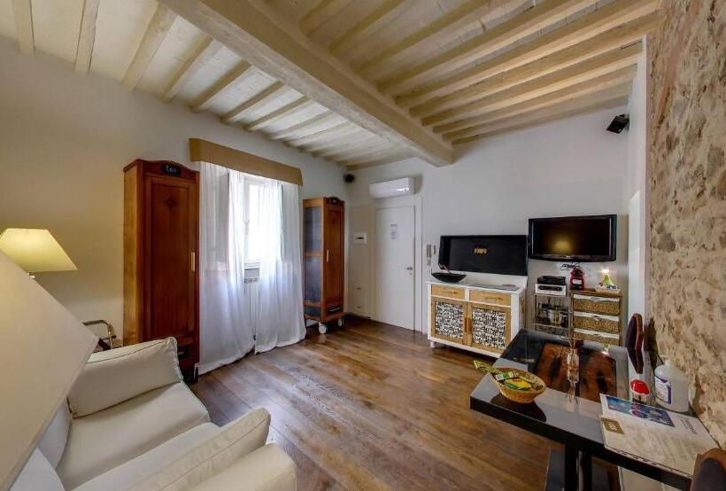 سوییت با چشم‌انداز دریا, Sestosenso Suites