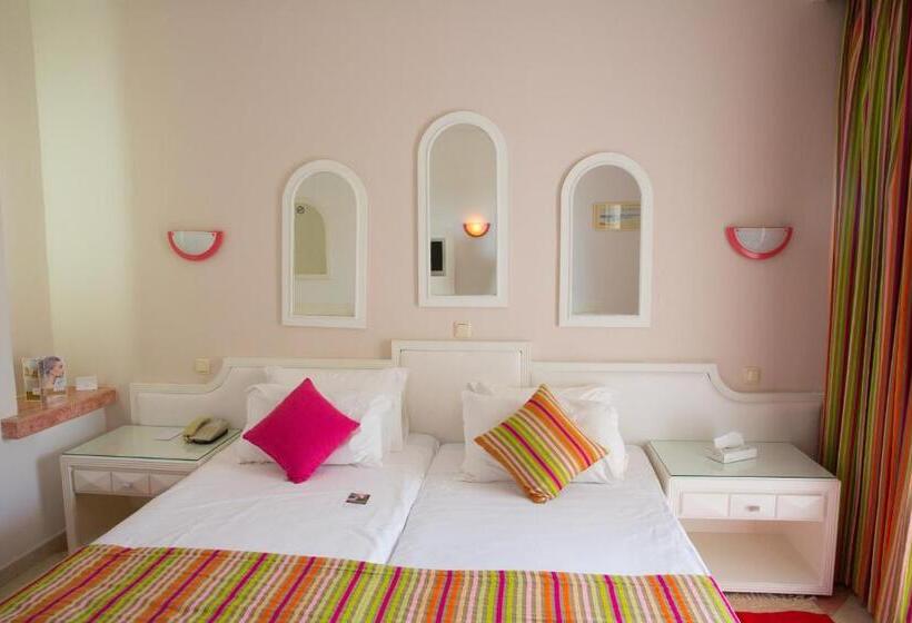 Habitación Triple Estándar Vista Jardín, Royal Tulip Taj Sultan