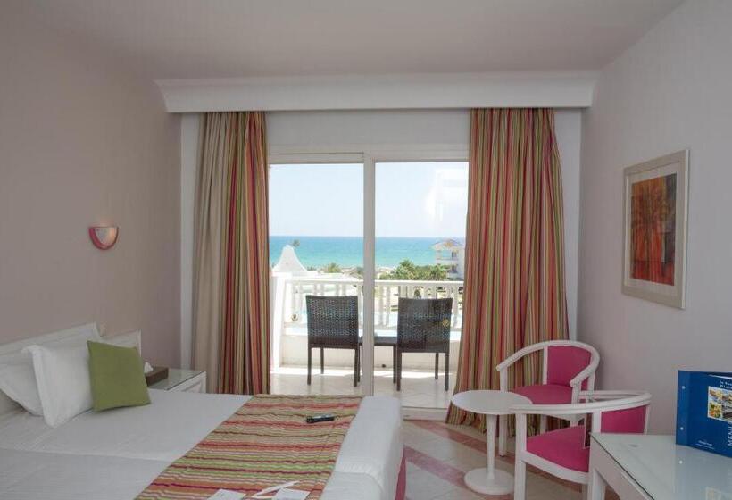 Номер Superior Вид на Море, Golden Tulip Taj Sultan Resort