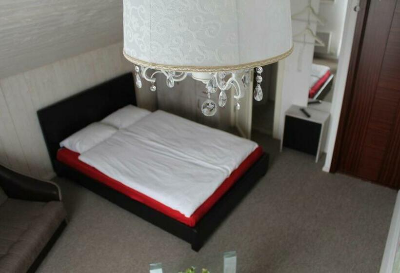 اتاق استاندارد سه نفره, Viesu Nams Amrai