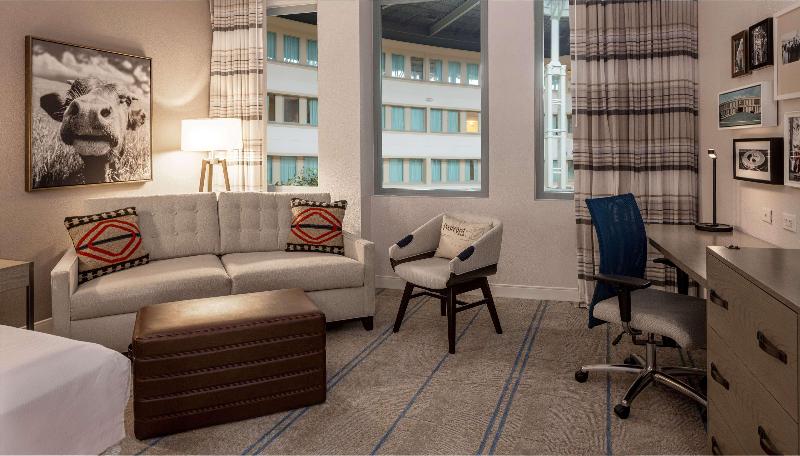 חדר דחוקס עם מיטת קינג, Hilton Austin Airport