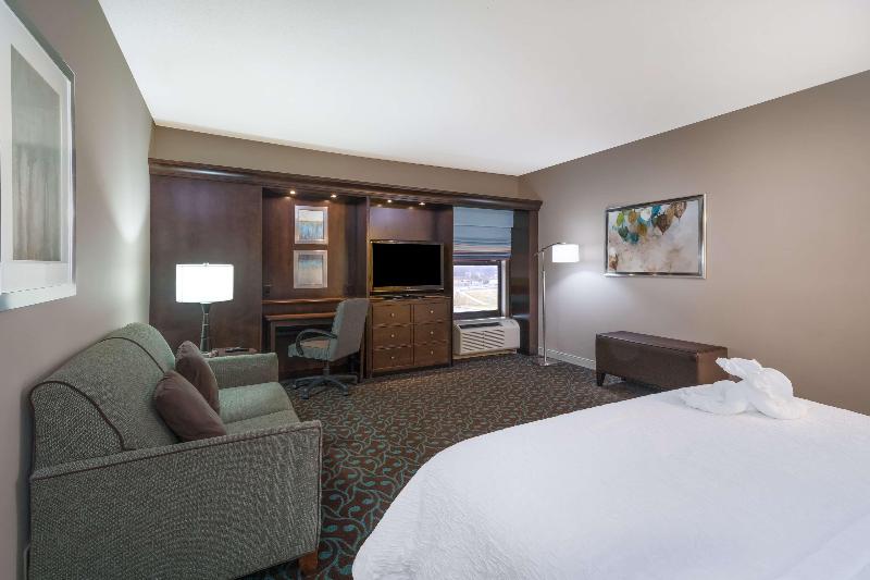 اتاق استاندارد با تخت بزرگ, Hampton Inn Terre Haute