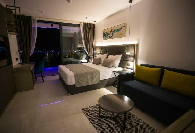 اتاق لوکس با چشم‌انداز دریا, Liberty Plaza