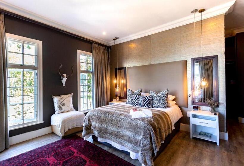 سوییت لوکس, Taunton Manor
