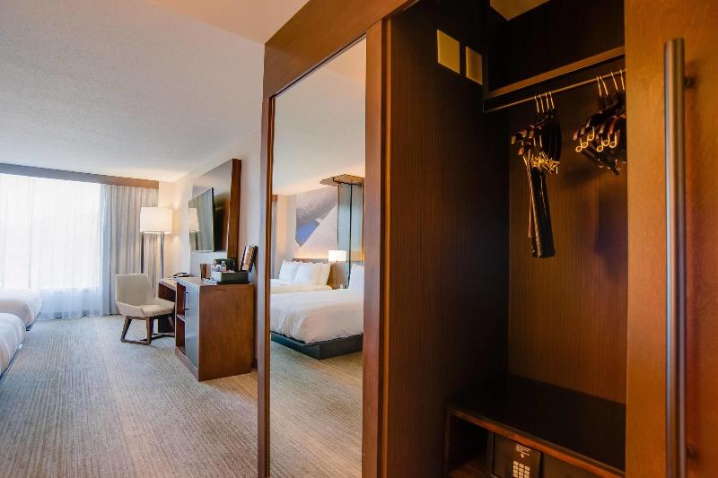 Club Room King Bed, Richmond Marriott Short Pump