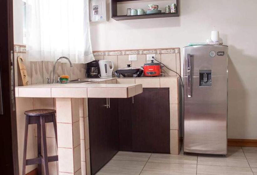 بانگلوی استاندارد, Villas Orosi Valley Lodge